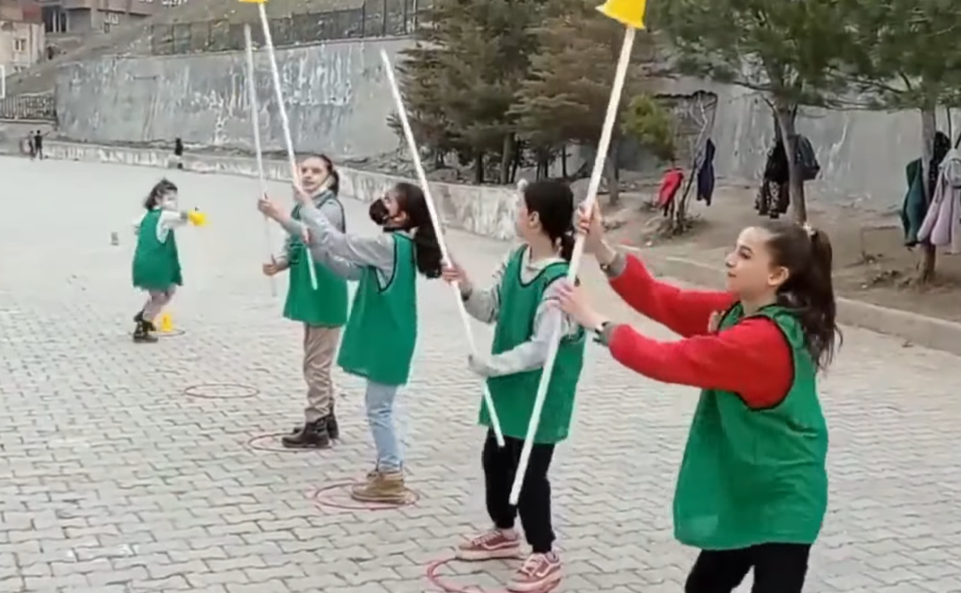 استجماع القراطيس بالعصا